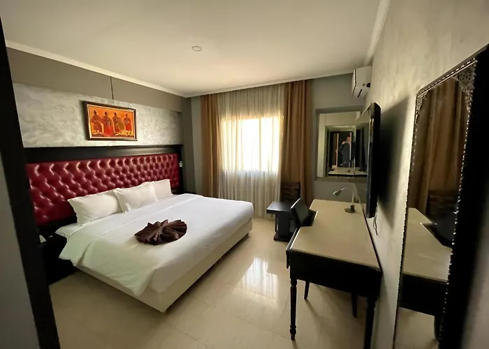 Hotel near College: Washington Hotel